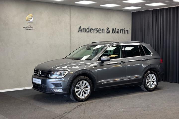 Grå VW Tiguan fra 2017 set udefra