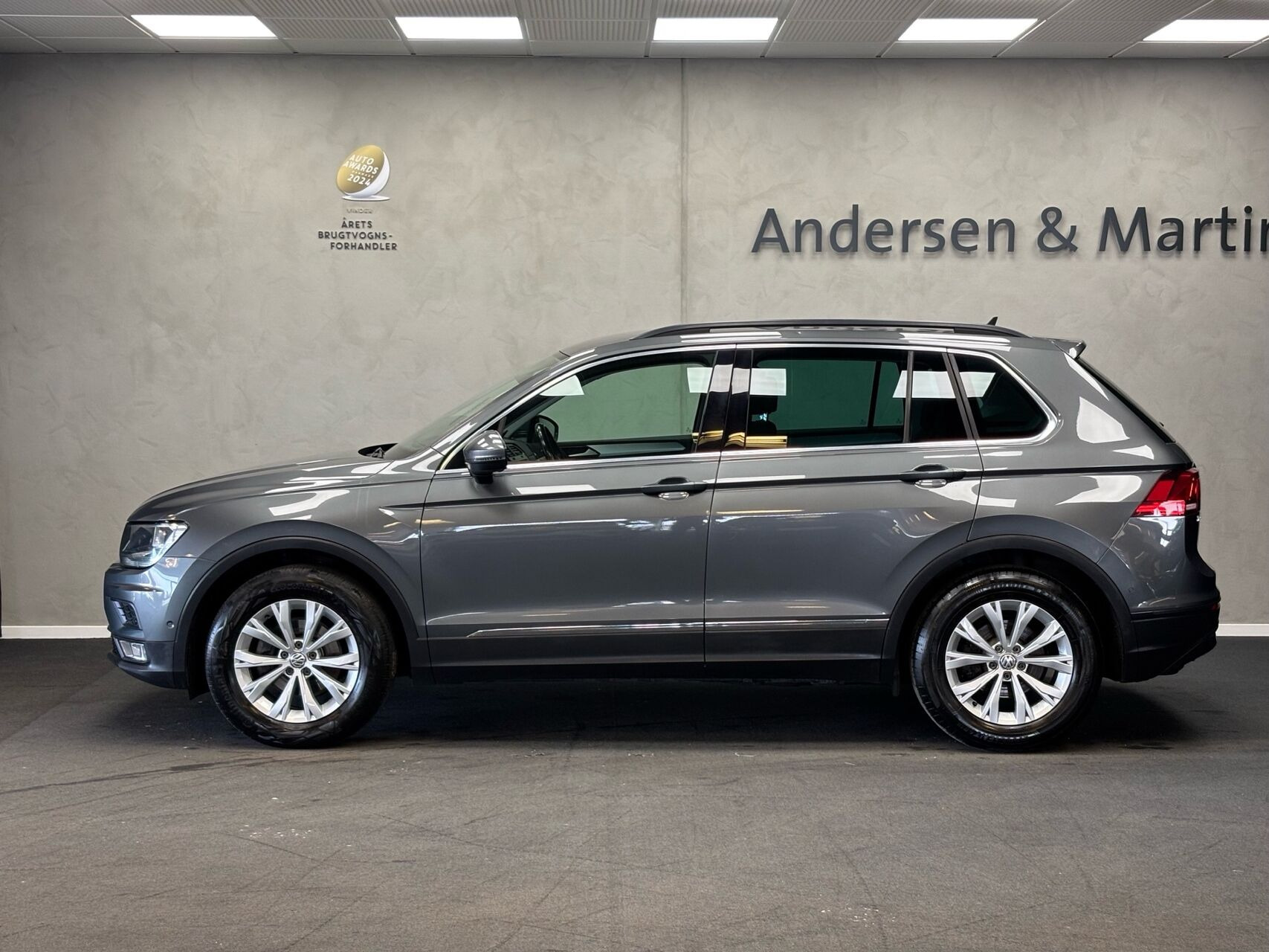Grå VW Tiguan fra 2017