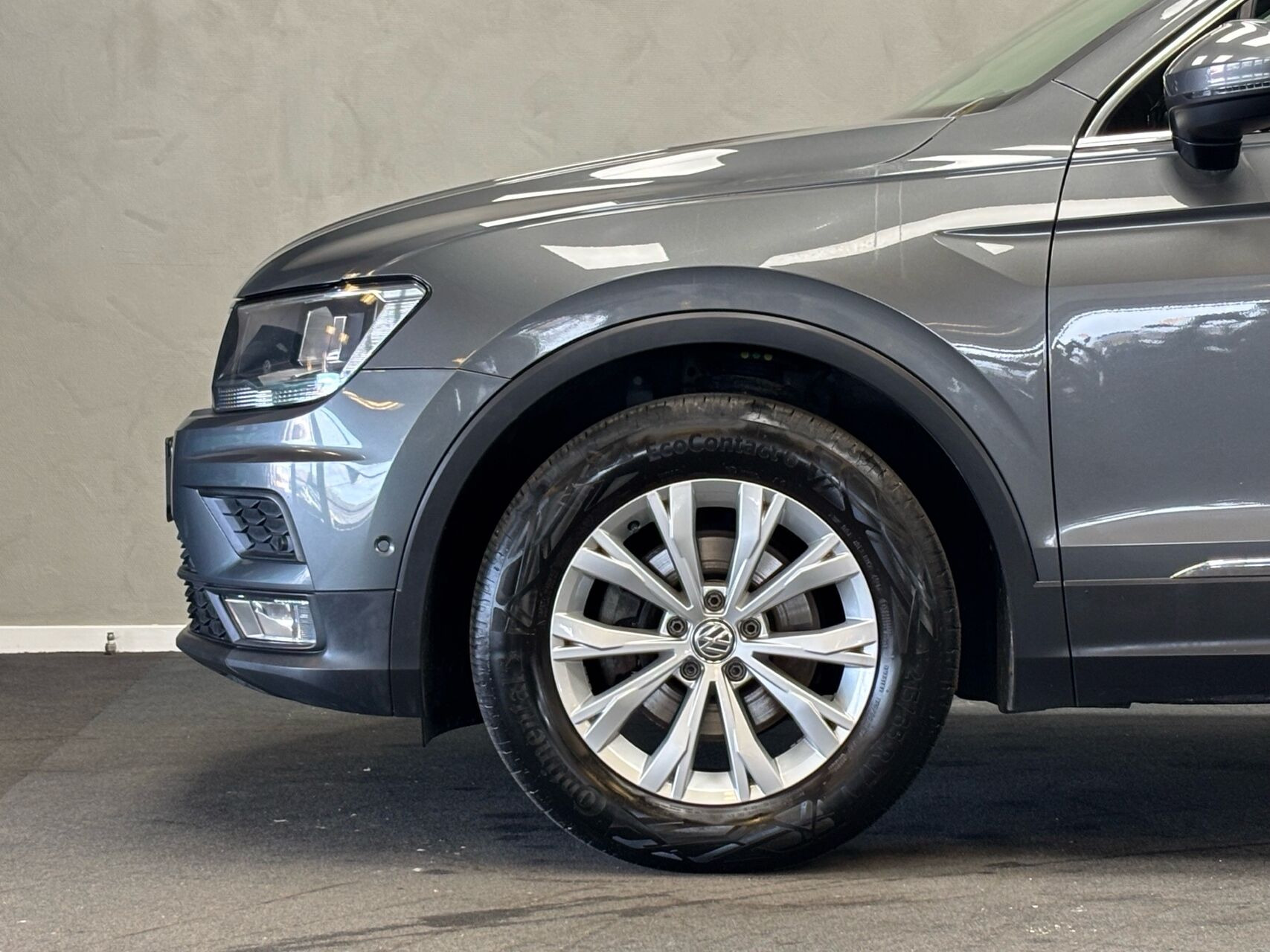 Grå VW Tiguan fra 2017
