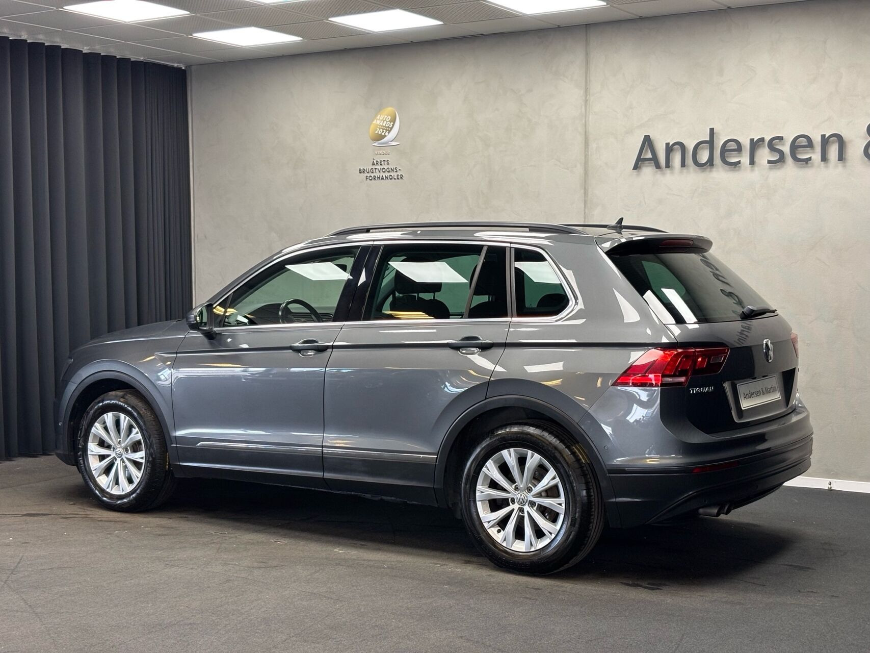 Grå VW Tiguan fra 2017