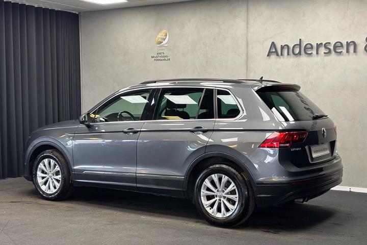 Grå VW Tiguan fra 2017