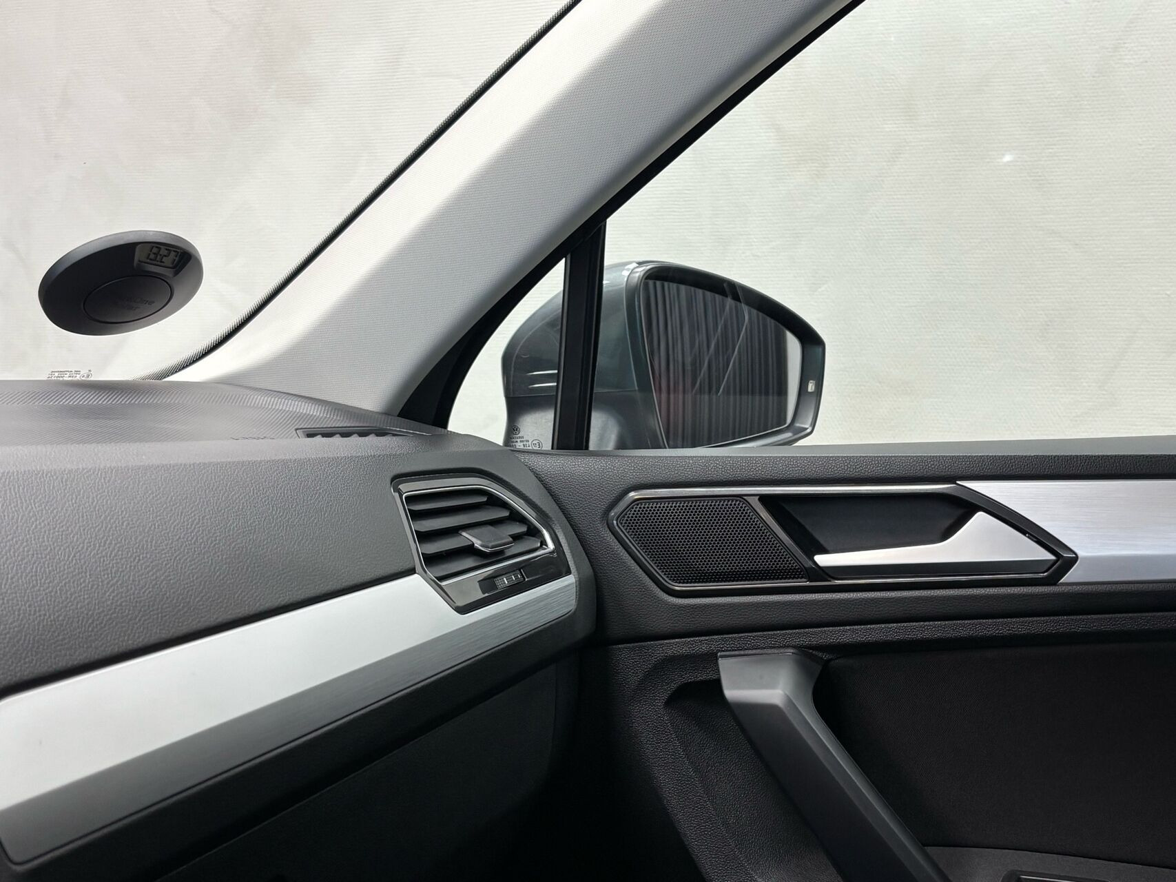 Grå VW Tiguan fra 2017