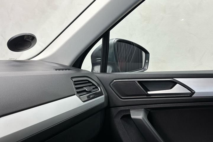 Grå VW Tiguan fra 2017