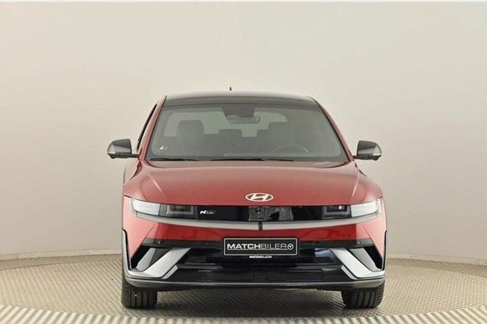 Rød Hyundai Ioniq 5 fra 2025