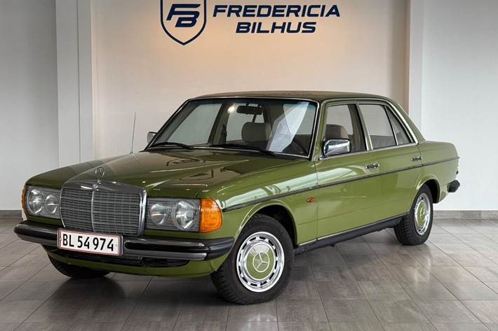 Grøn Mercedes 240 fra 1982 set udefra