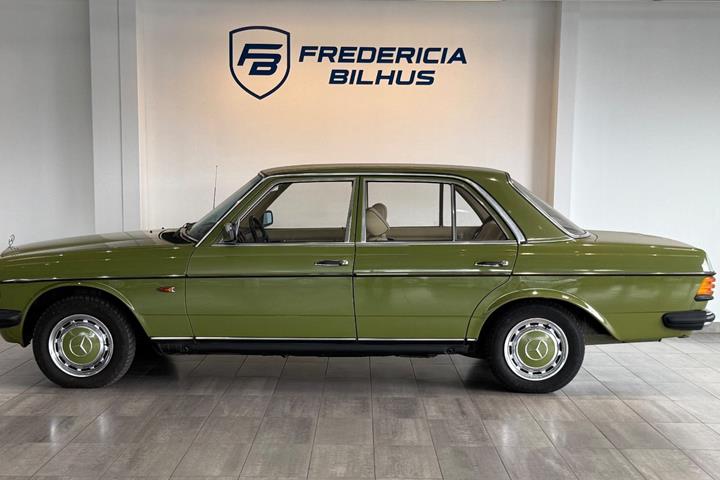 Grøn Mercedes 240 fra 1982 set udefra