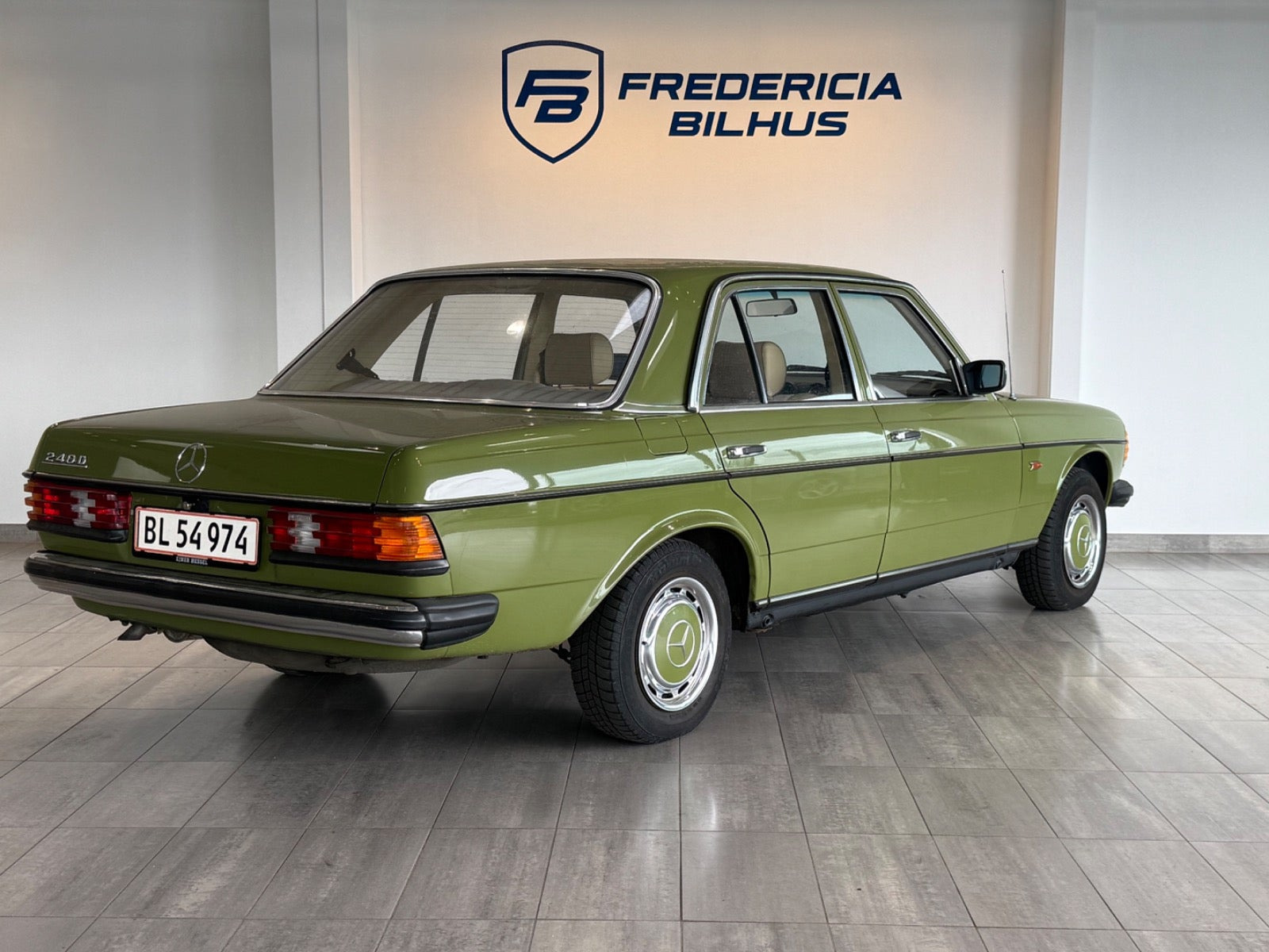 Grøn Mercedes 240 fra 1982 set udefra