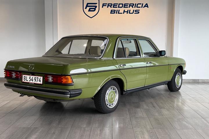 Grøn Mercedes 240 fra 1982 set udefra