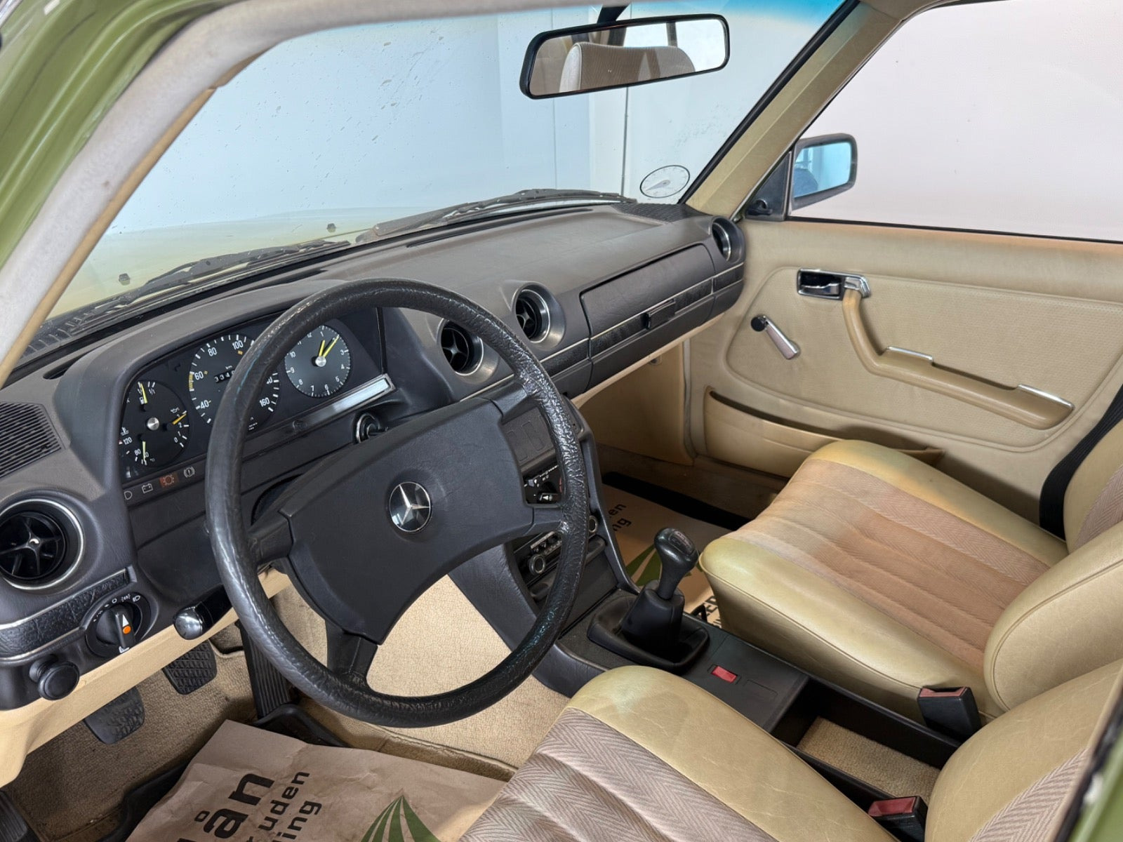 Grøn Mercedes 240 fra 1982 set indefra