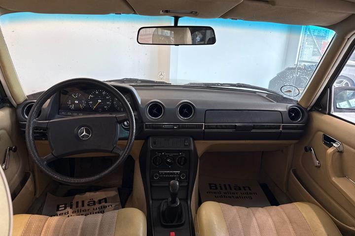 Grøn Mercedes 240 fra 1982 set indefra