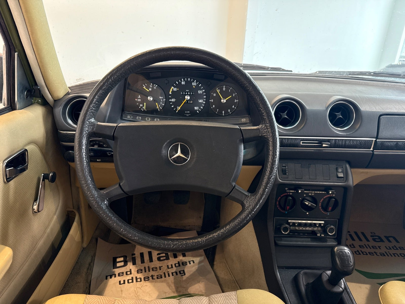 Grøn Mercedes 240 fra 1982 set indefra