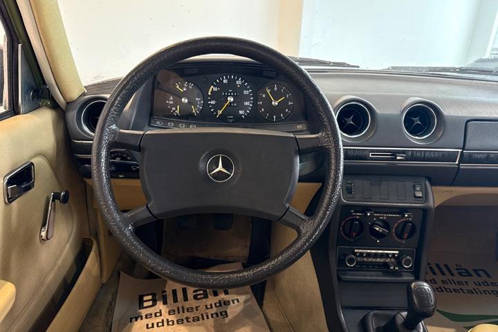 Grøn Mercedes 240 fra 1982 set indefra