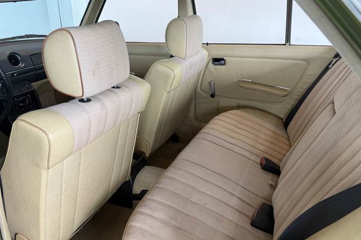 Grøn Mercedes 240 fra 1982