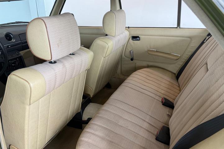 Grøn Mercedes 240 fra 1982 set indefra