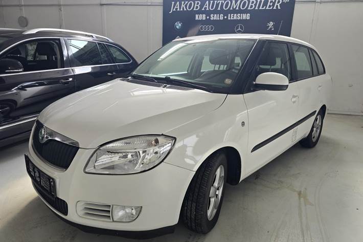Hvid Skoda Fabia fra 2009 set udefra