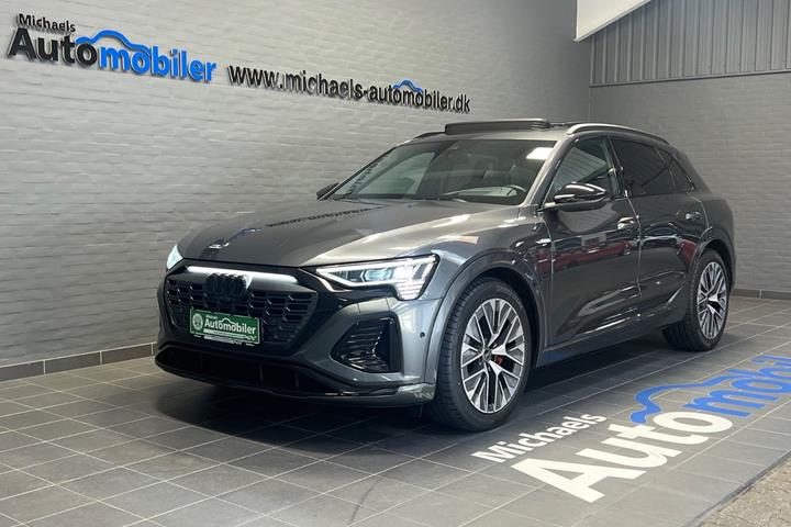 Grå Audi Q8 e-tron fra 2024 set udefra