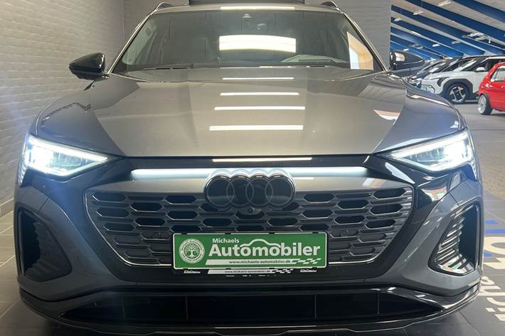 Grå Audi Q8 e-tron fra 2024