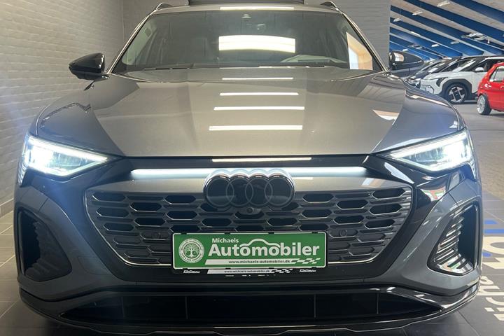 Grå Audi Q8 e-tron fra 2024 set udefra