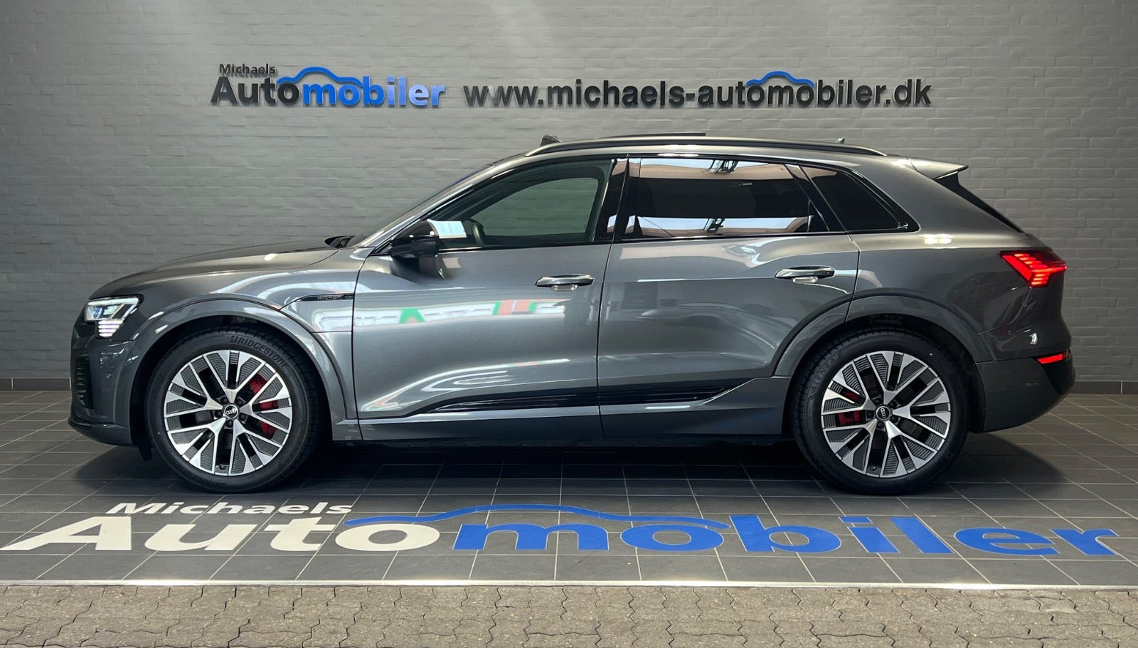 Grå Audi Q8 e-tron fra 2024