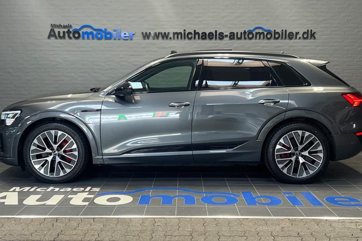 Grå Audi Q8 e-tron fra 2024