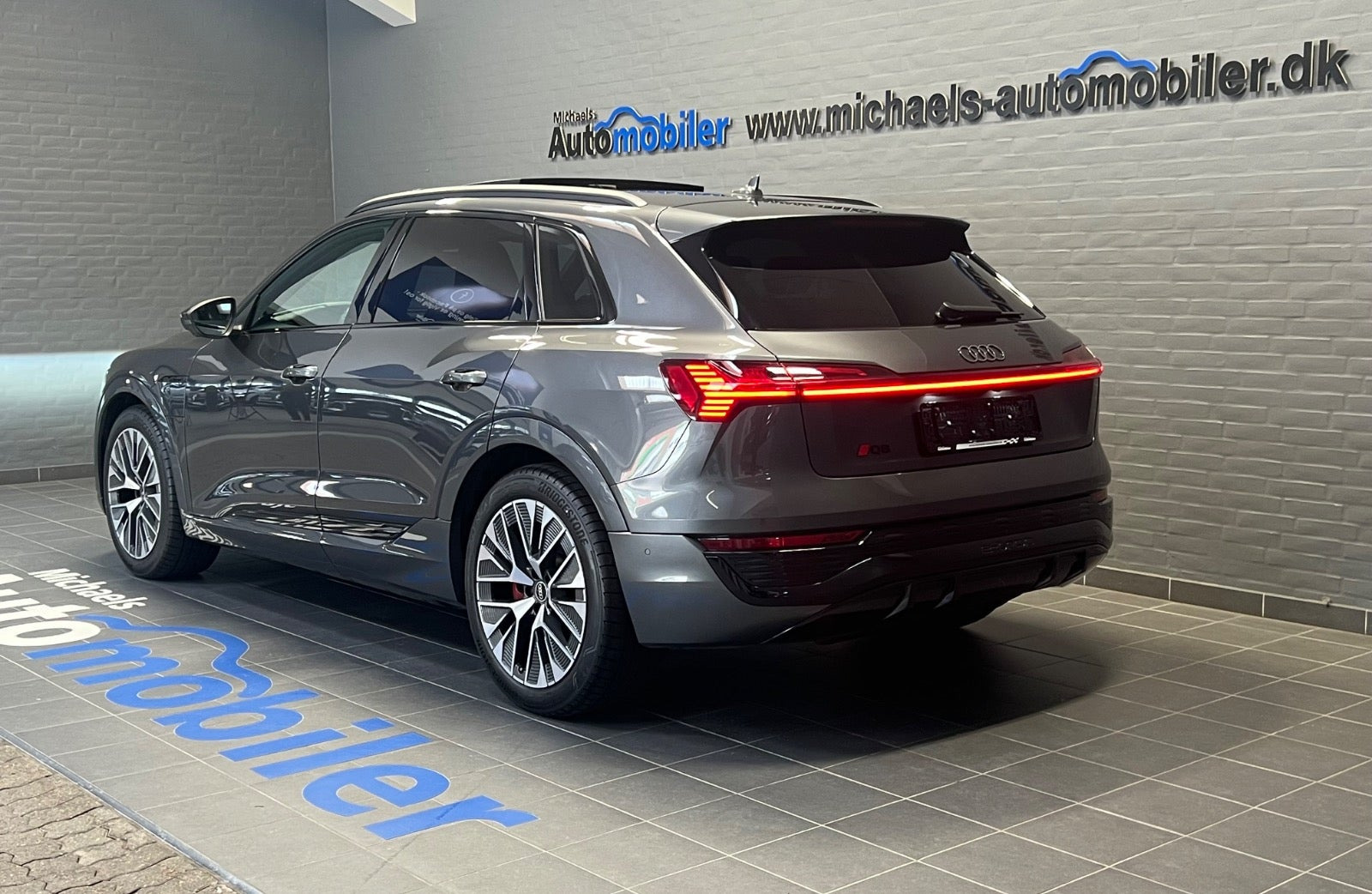 Grå Audi Q8 e-tron fra 2024