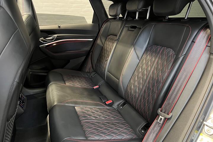 Grå Audi Q8 e-tron fra 2024