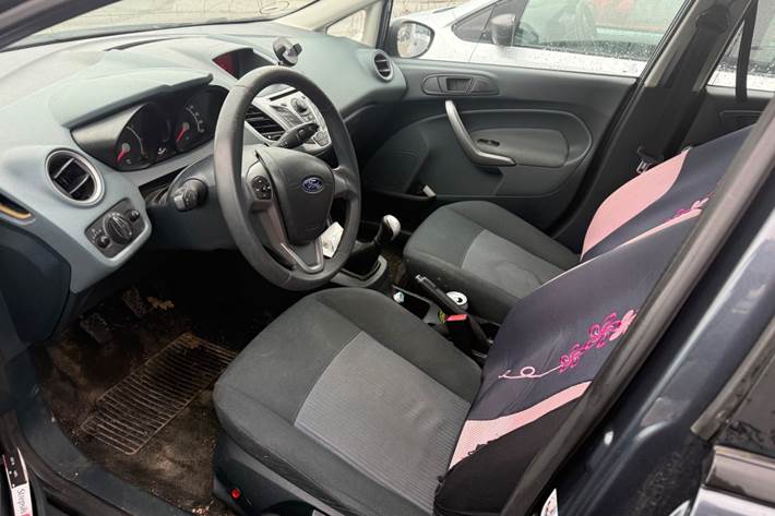 Grå Ford Fiesta fra 2010