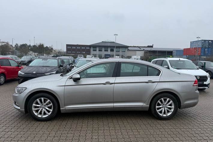 Sølv VW Passat fra 2015