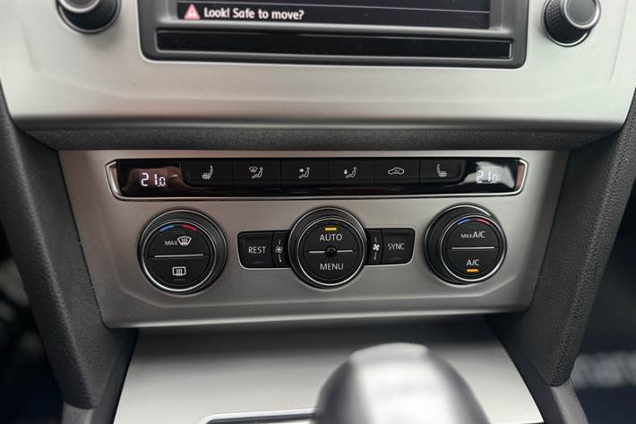 Sølv VW Passat fra 2015