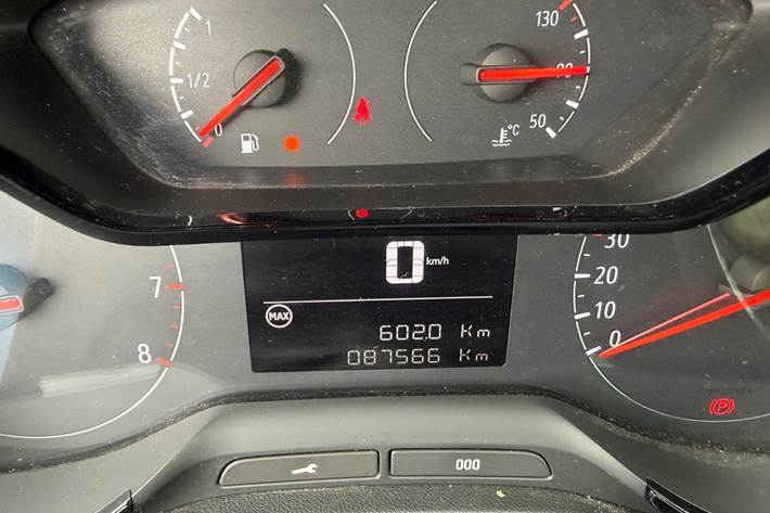 Grå Opel Crossland X fra 2018