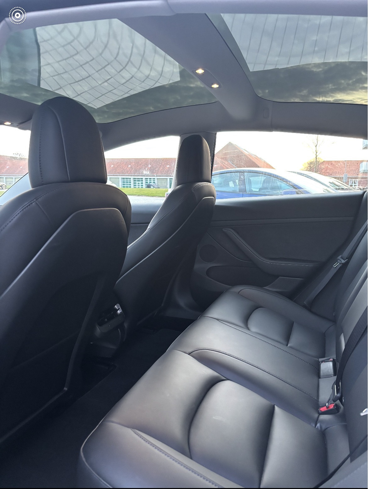 Hvid Tesla Model 3 fra 2021