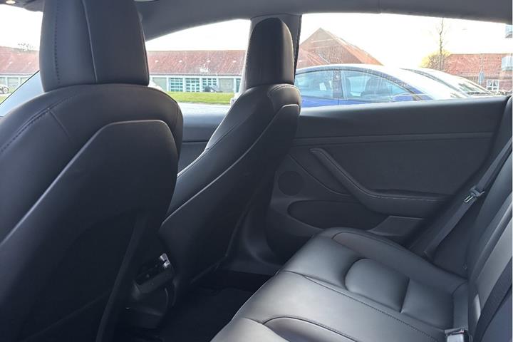 Hvid Tesla Model 3 fra 2021