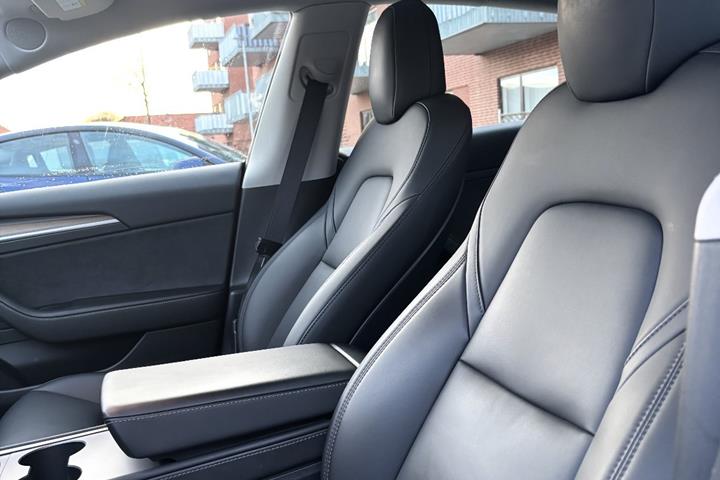 Hvid Tesla Model 3 fra 2021