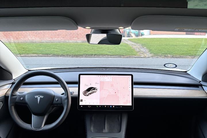 Hvid Tesla Model 3 fra 2021