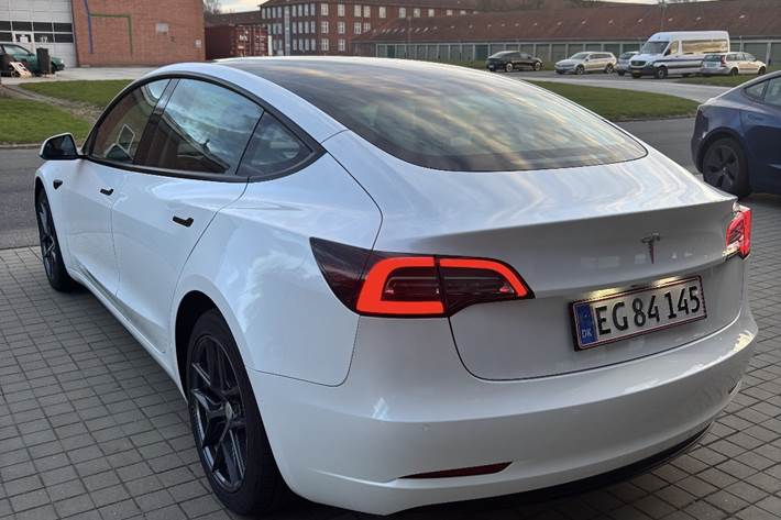 Hvid Tesla Model 3 fra 2021