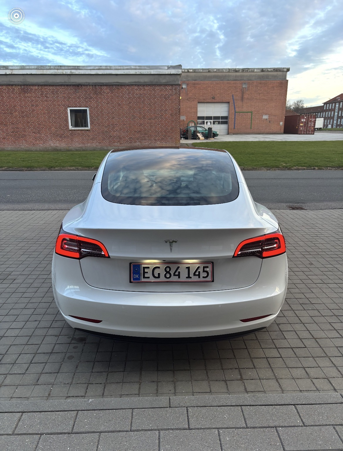 Hvid Tesla Model 3 fra 2021