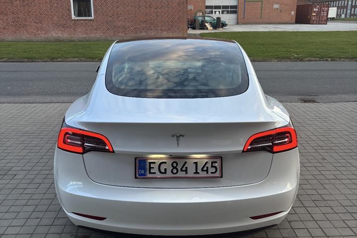 Hvid Tesla Model 3 fra 2021