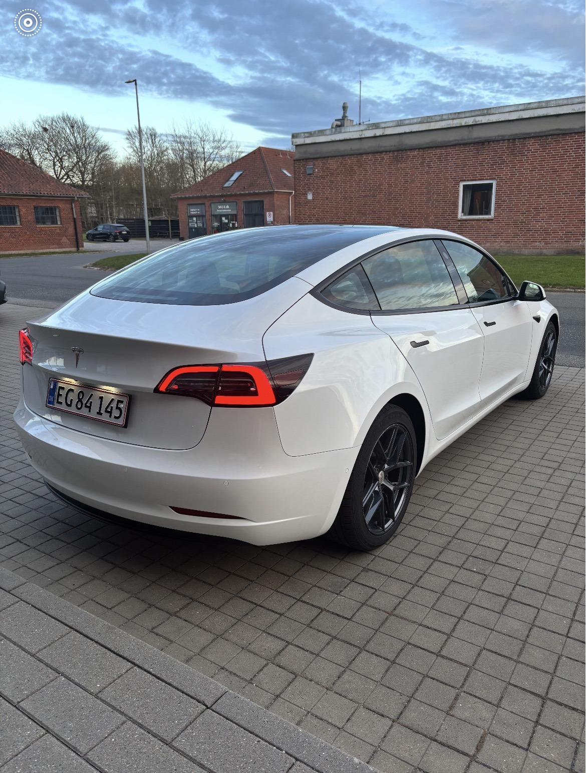 Hvid Tesla Model 3 fra 2021