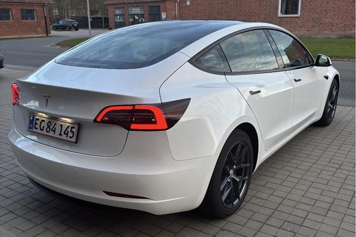 Hvid Tesla Model 3 fra 2021
