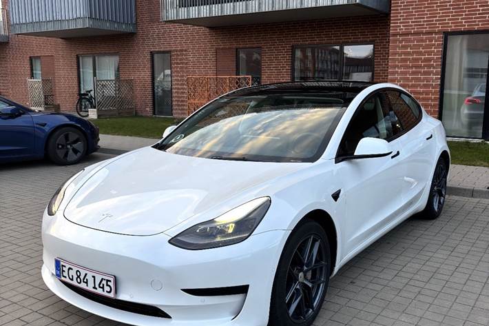 Hvid Tesla Model 3 fra 2021
