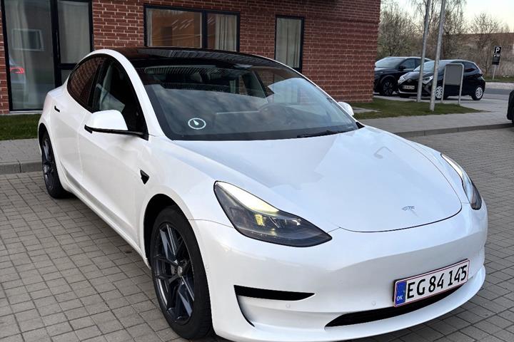 Hvid Tesla Model 3 fra 2021