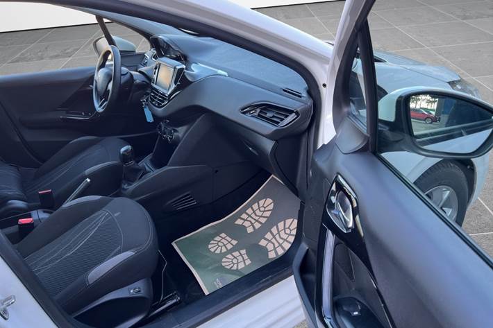 Hvid Peugeot 208 fra 2015