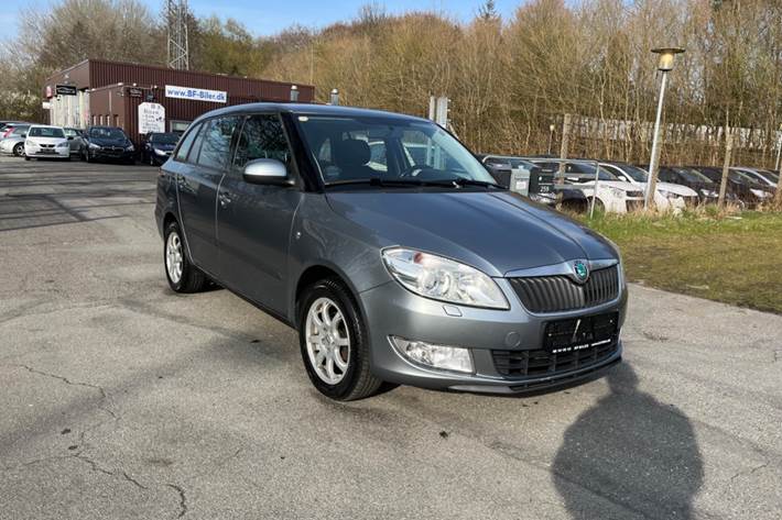 Blå Skoda Fabia fra 2013 set udefra