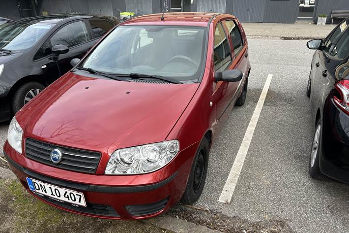 Grå Fiat Punto fra 2007