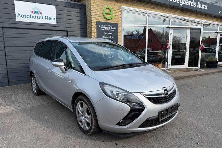Sølv Opel Zafira Tourer fra 2016 set udefra