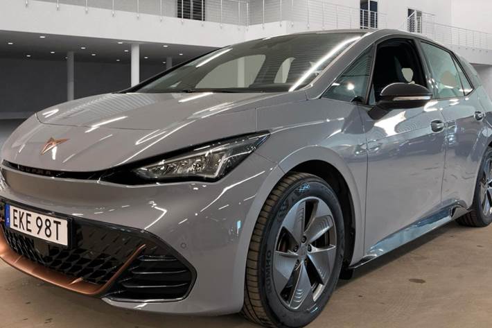 Grå Cupra Born fra 2023 set udefra
