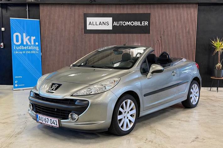 Sølv Peugeot 207 fra 2007 set udefra