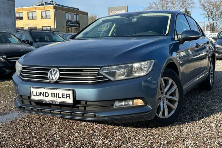 Blå VW Passat fra 2015