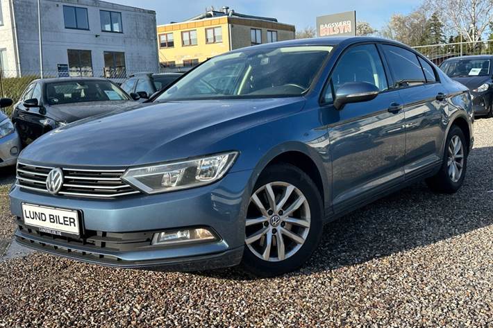 Blå VW Passat fra 2015