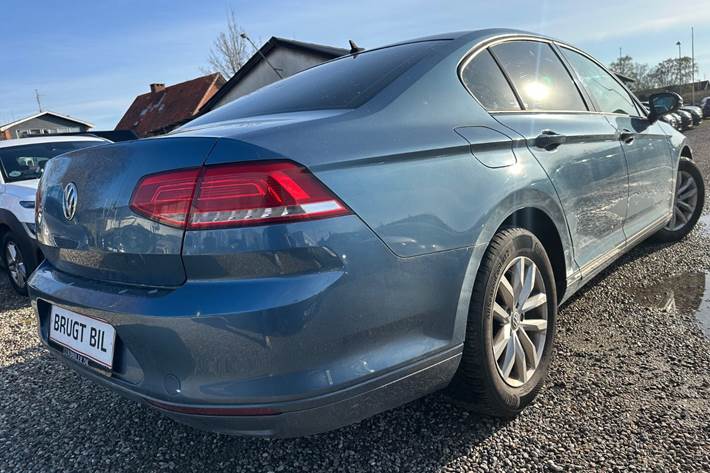 Blå VW Passat fra 2015